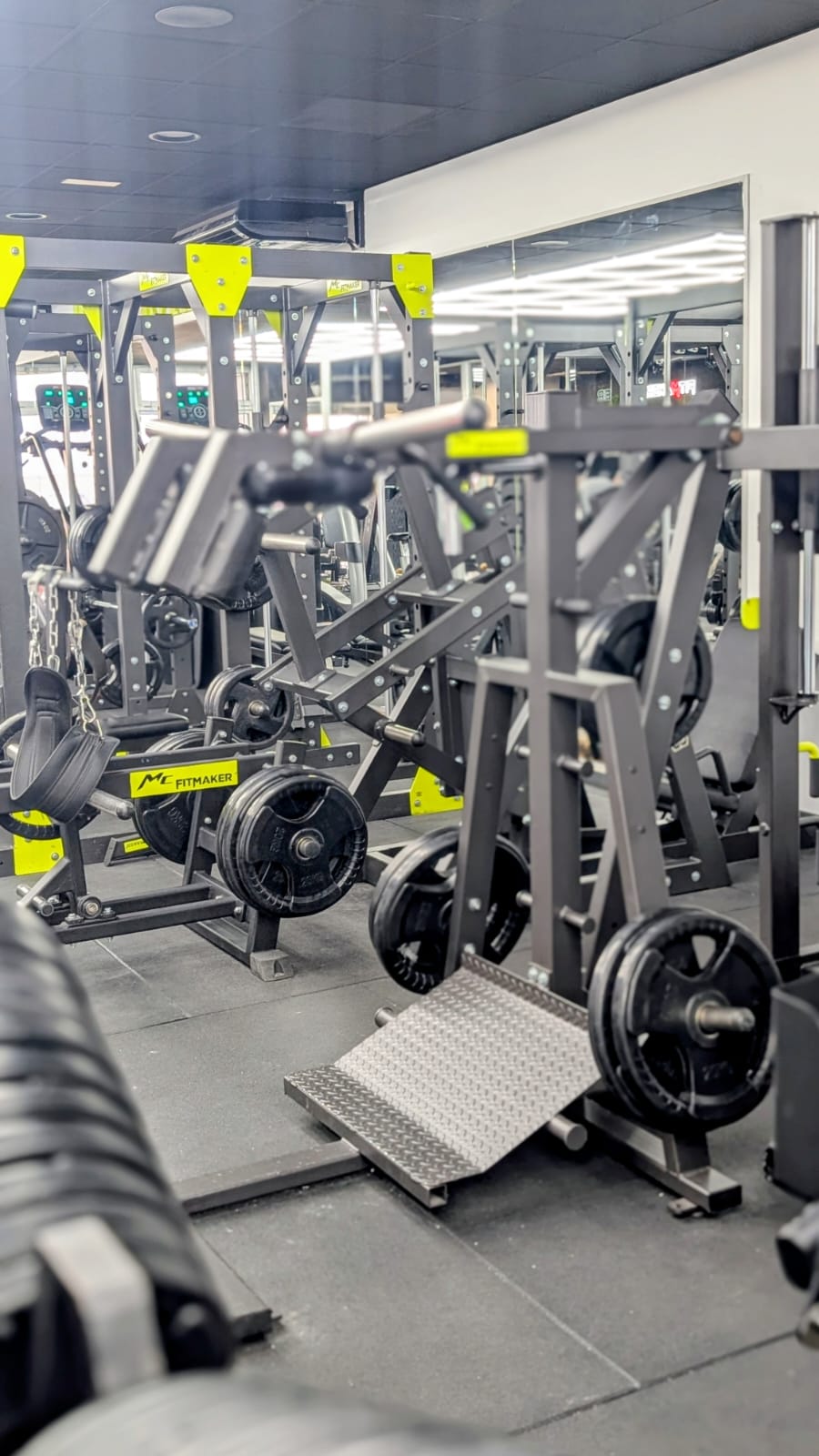 Sala de Musculación equipada con Maquinaria Fitmaker para entrenamientos efectivos.